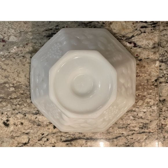 Anchor Hocking Grape Leaf Pedastal Fruit Bowl - Picture 4 of 4